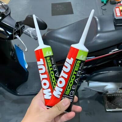 nhot-lap-motul-thay-cho-xe-tay-ga