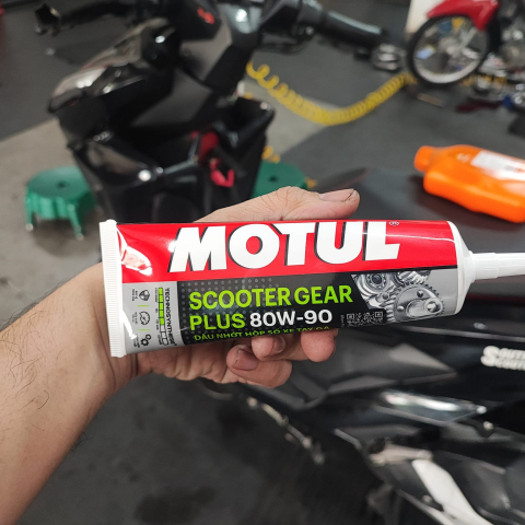 nhot-motul-scooter-gear