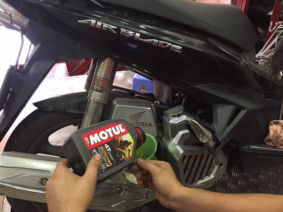 mua-nhot-xe-may-motul 