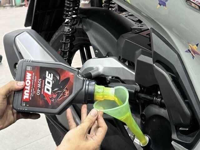 thay nhớt Motul 300v cho sh350i