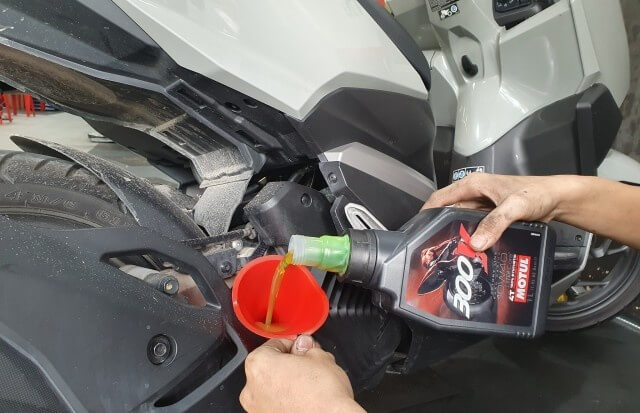 thay nhớt Motul 300v cho vario 160