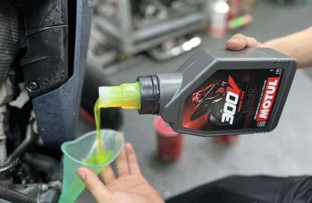 thay nhớt Motul 300v cho winner