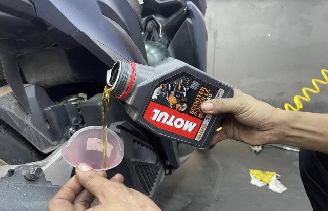 thay nhớt motul cho xe yamaha grande