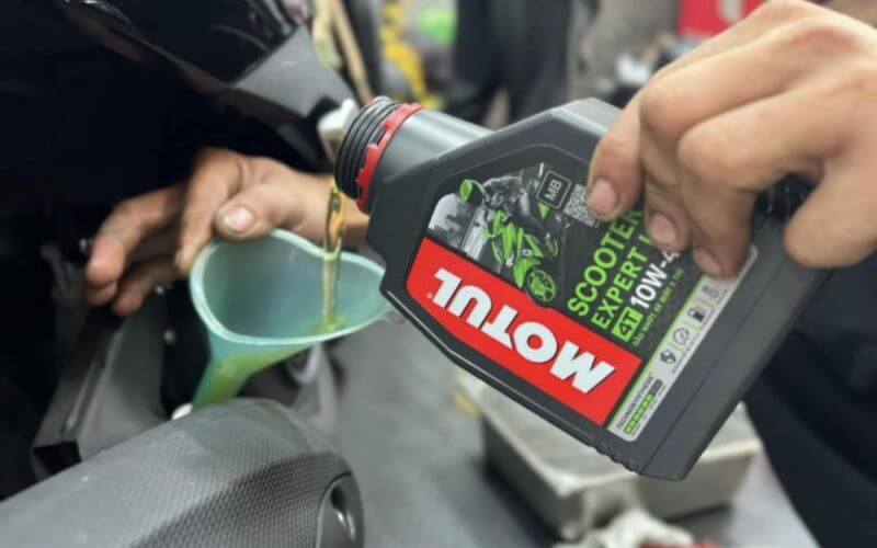 motul-scooter-expert-le-gia-re