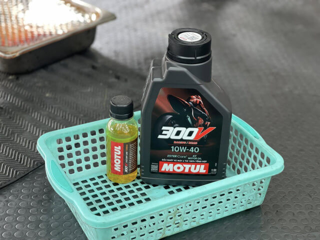 Top 7 nhớt tốt cho xe Winner được lựa chọn nhiều nhất 6 Motul 300V Racing / Road 10W40