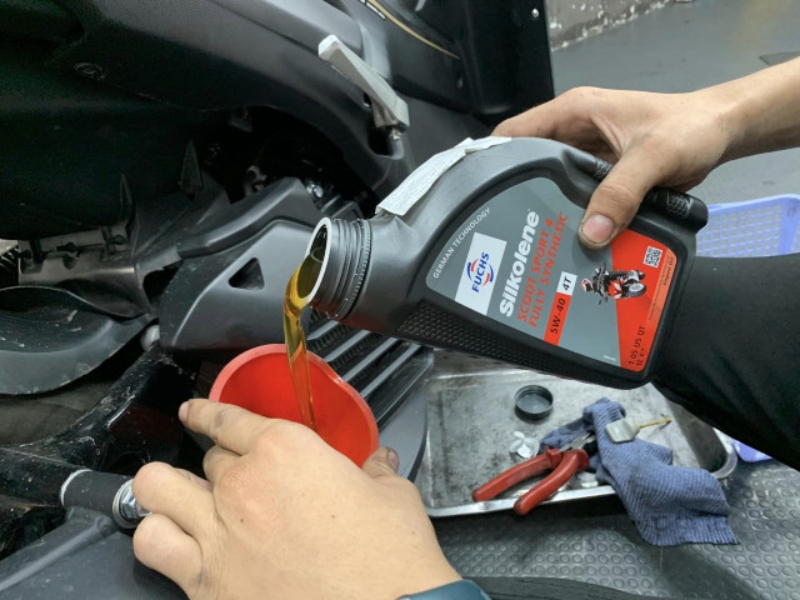 Nhớt xe NVX 155 có mấy loại? Khi nào nên thay? 10 Nhớt Xe NVX 155 Bao Lâu Thì Thay Một Lần?