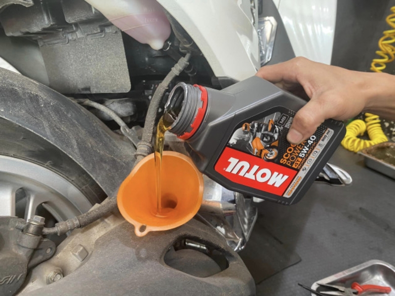 Vì sao cần đổ đúng dung tích nhớt AB 160