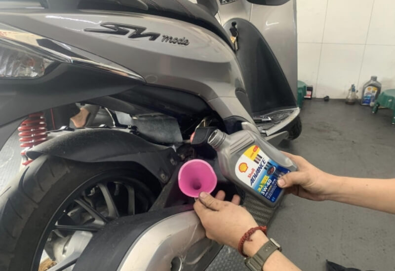 Đổ đúng dung tích nhớt SH Mode