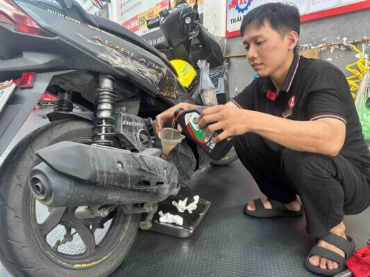 Castrol-Power1-Ultimate-Scooter-10W30-compressed