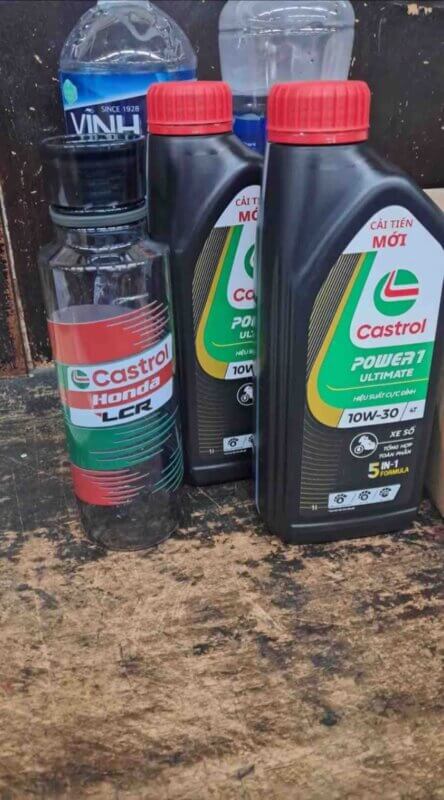 honda-air-blade-di-nhot-castrol-ultimate-10w30-co-mat-may-khong 